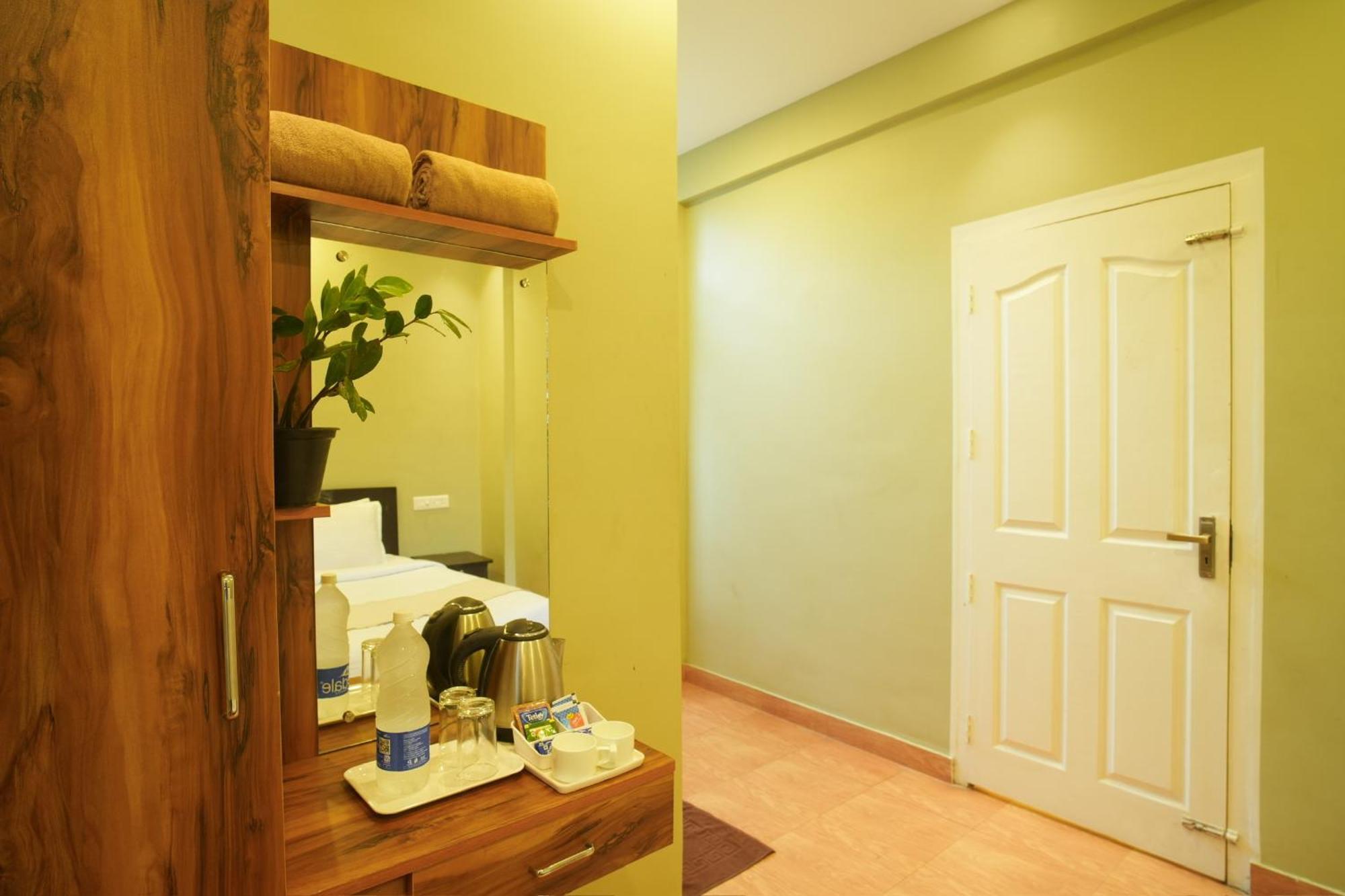 Rasha Residency Hostel กัลปัตตา ภายนอก รูปภาพ