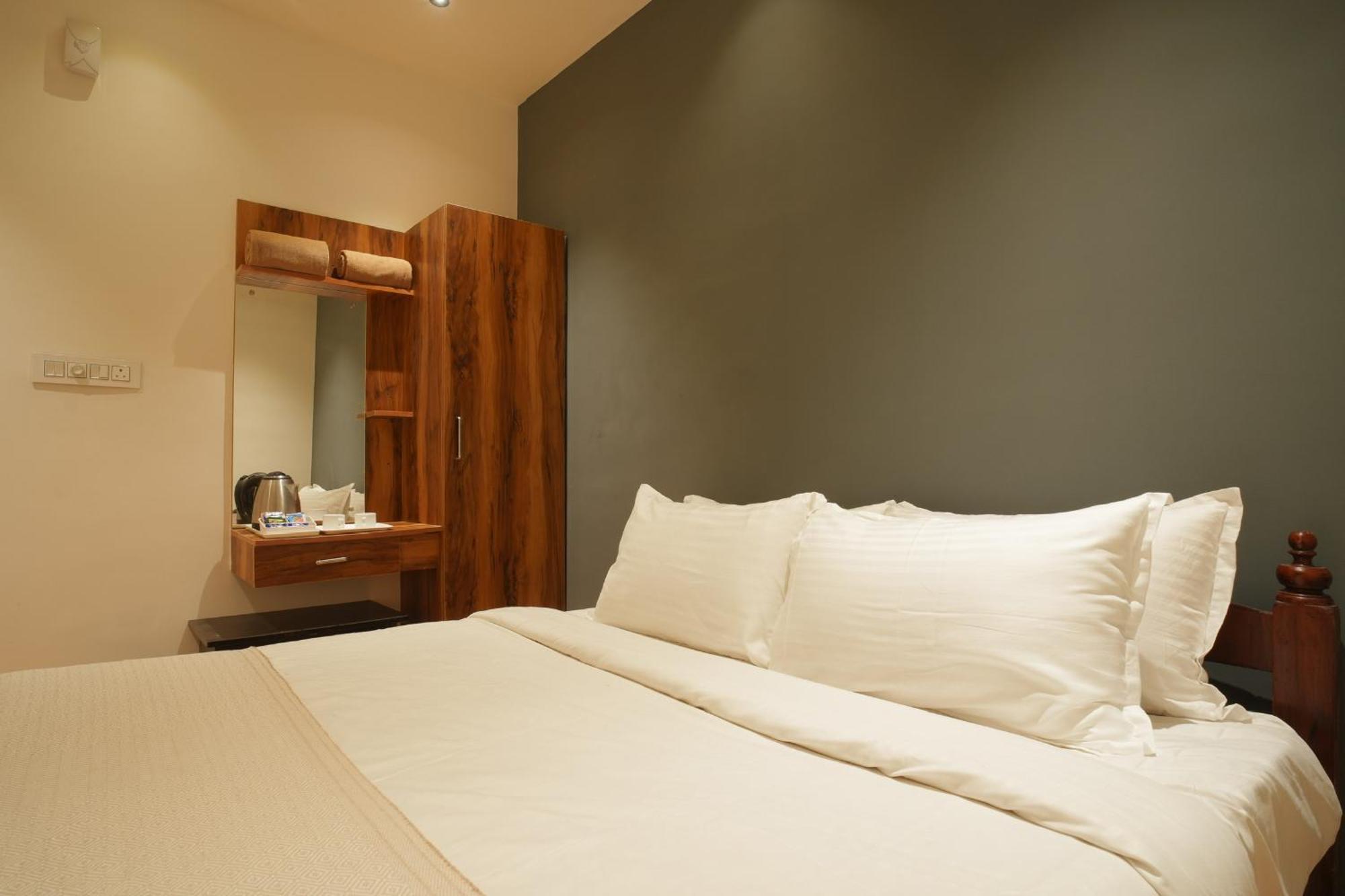Rasha Residency Hostel กัลปัตตา ภายนอก รูปภาพ
