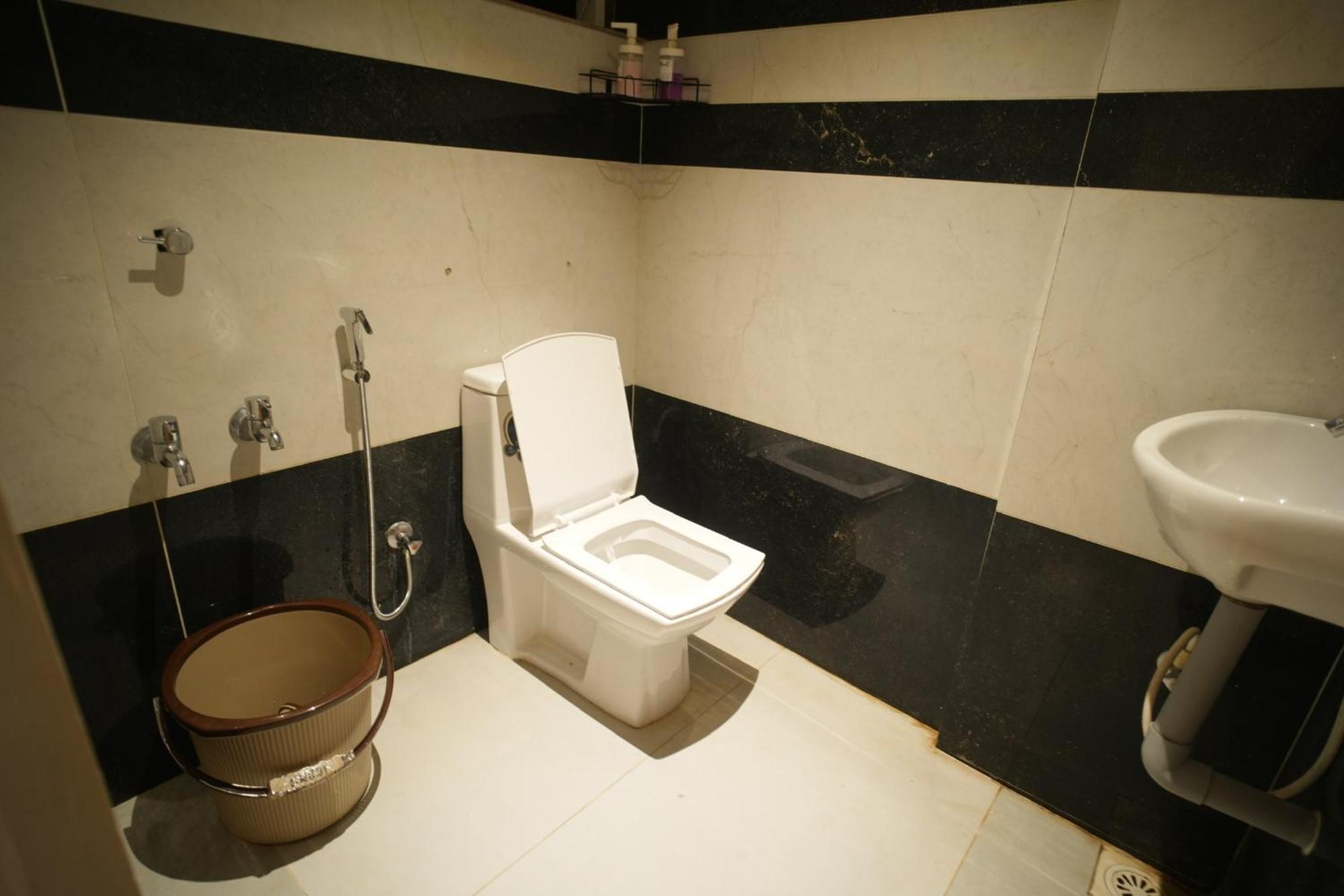 Rasha Residency Hostel กัลปัตตา ภายนอก รูปภาพ
